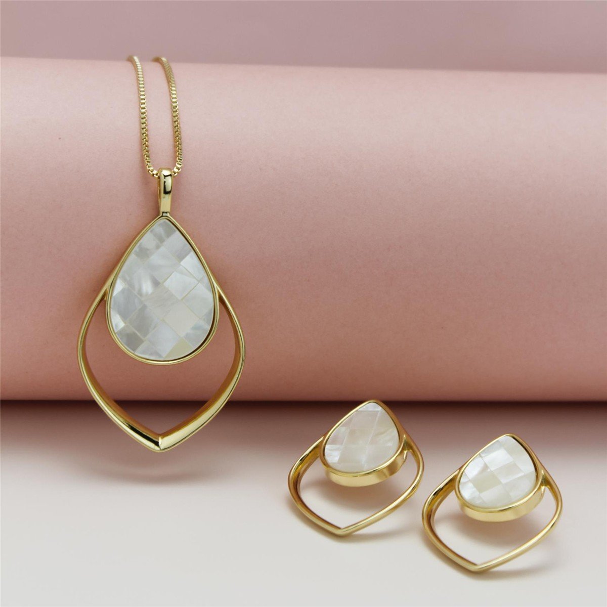 CONJUNTO FOLHEADO A OURO